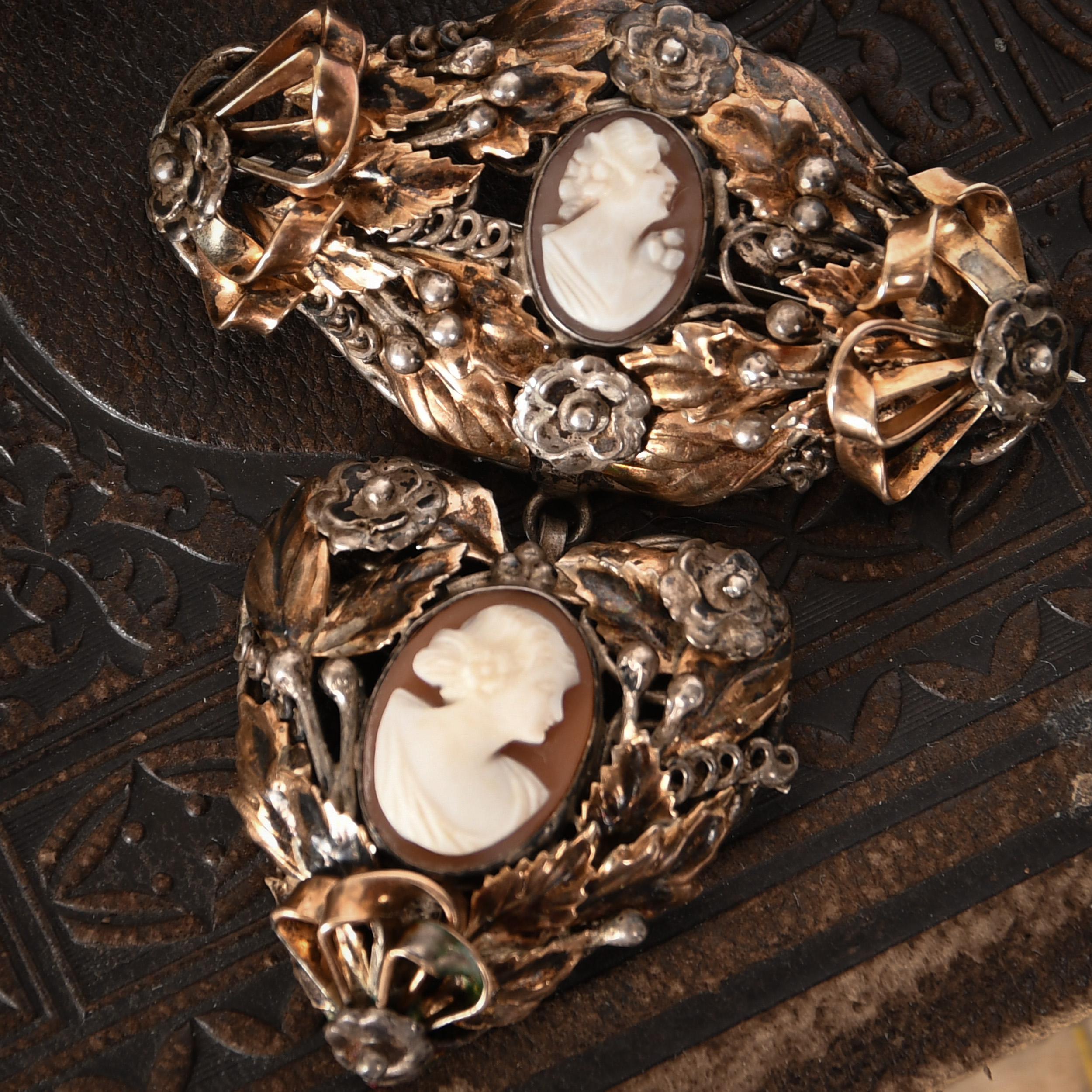 Antique Victorian Double Cameo Brooch with Heart Shaped Jewelry Casket - Image 2
