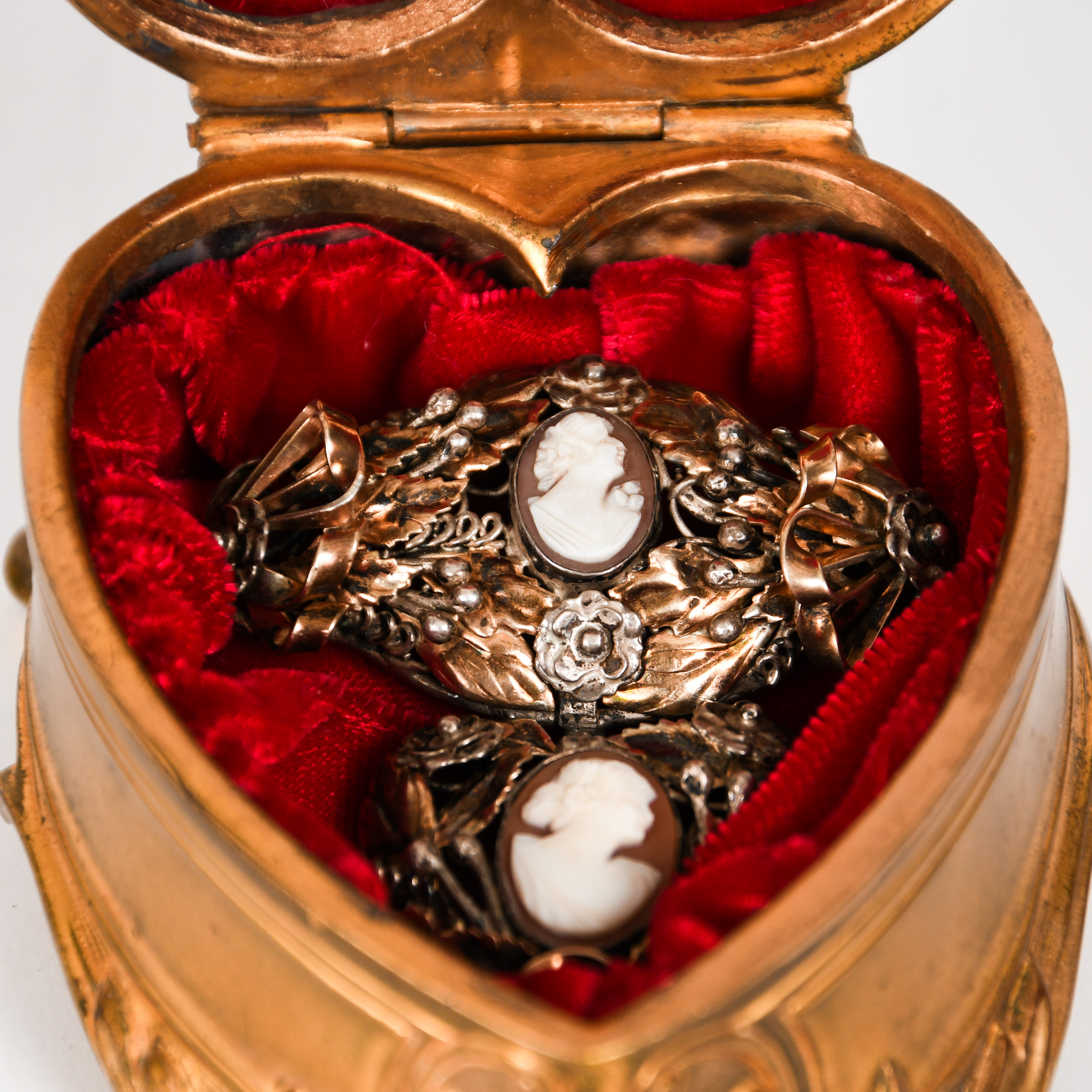 Antique Victorian Double Cameo Brooch with Heart Shaped Jewelry Casket - Image 5